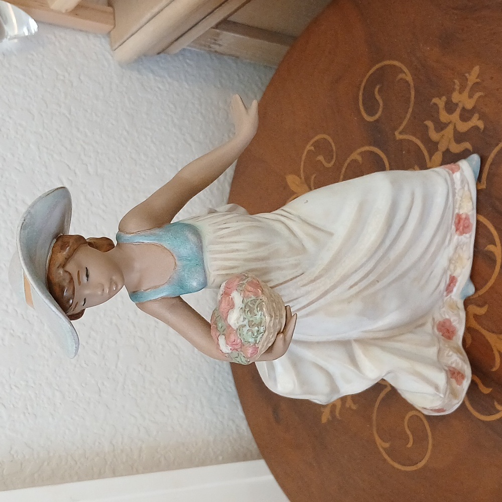 Lladro Carefree Porcelain Figurine Vintage Con Flores y Brisa Made In Spain 1990